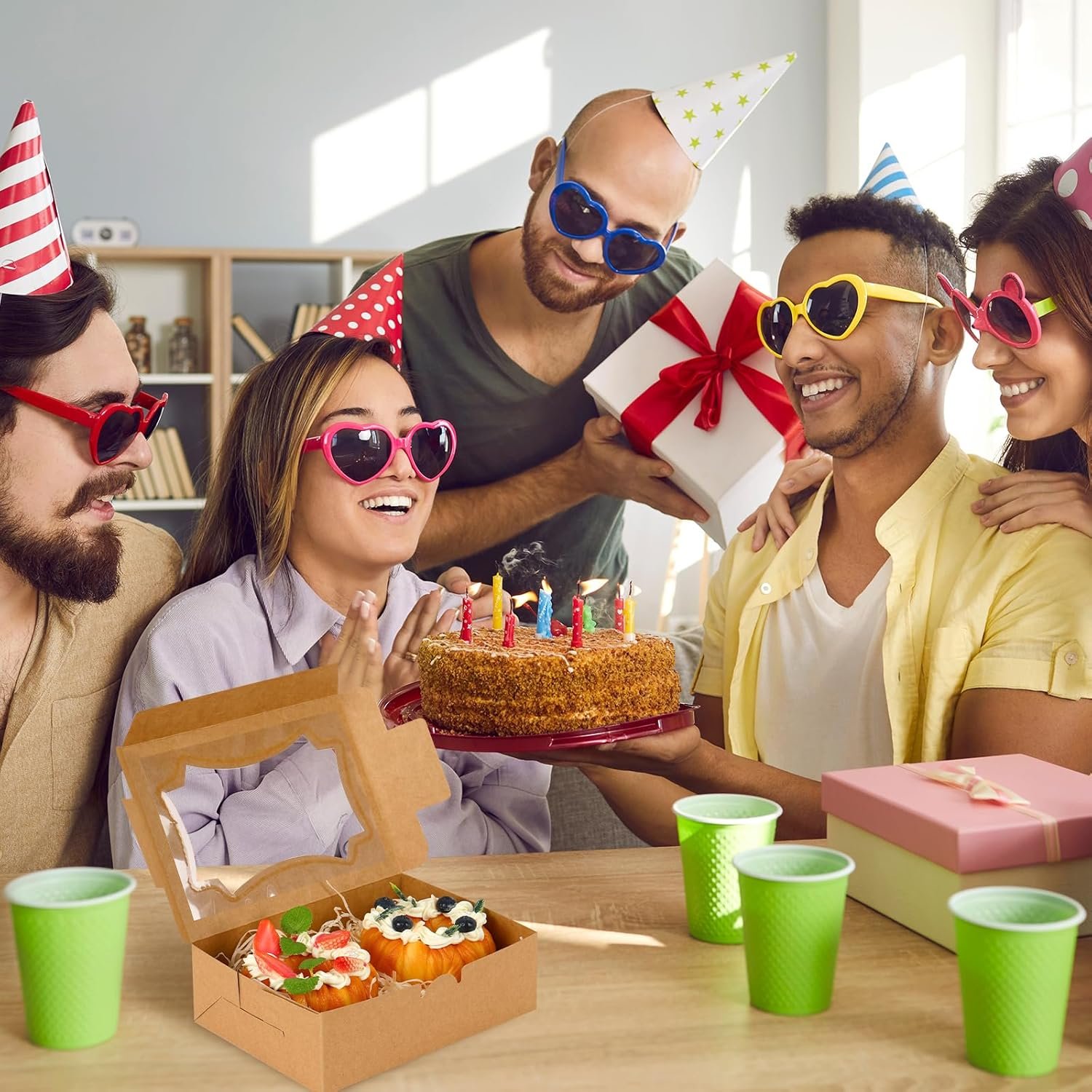 Grossiste en Vrac de boîtes à biscuits 24pcs 8x6x2.5 pouces avec fenêtre, boîte à pâtisserie pour chocolat, fraises, donuts et muffins, Fournisseur d'emballages personnalisés, Marque Blanche.