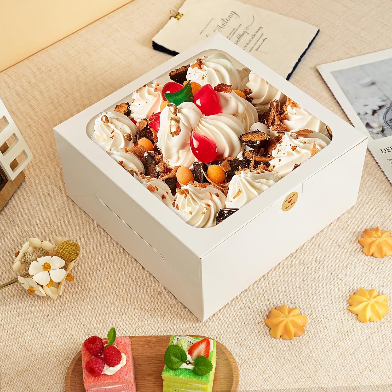 Grossiste en Vrac Boîtes à Gâteau Blanches avec Fenêtre 10x10x5 Pouces, Contenants à Pâtisserie, OEM pour Gâteaux, Cupcakes, Biscuits, Tartes et Pâtisseries pour la Saint-Valentin et la Fête des Mères.