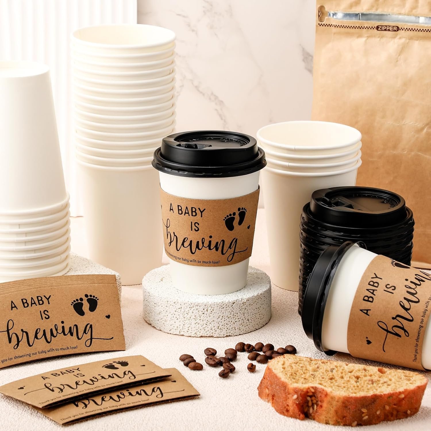 Grossiste 50 ensembles gobelets à café 12 oz « A Baby's is Brewing » pour baby shower avec couvercles et manches papier jetables logo personnalisé fournisseur Grossiste 50 ensembles gobelets à café 12 oz « A Baby's is Brewing » pour baby shower avec couvercles et manches papier jetables logo personnalisé fournisseur