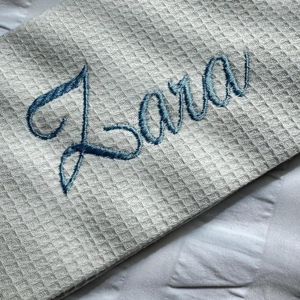 Grossiste Trousse Maquillage Gaufrée Personnalisée Initiales Brodé Fournisseur Sac Toilette Cadeau Mariée Demoiselles d'Honneur Logo Personnalisé Blanc Moderne