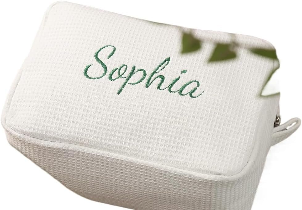 Grossiste Trousse Maquillage Gaufrée Personnalisée Initiales Brodé Fournisseur Sac Toilette Cadeau Mariée Demoiselles d'Honneur Logo Personnalisé Blanc Moderne