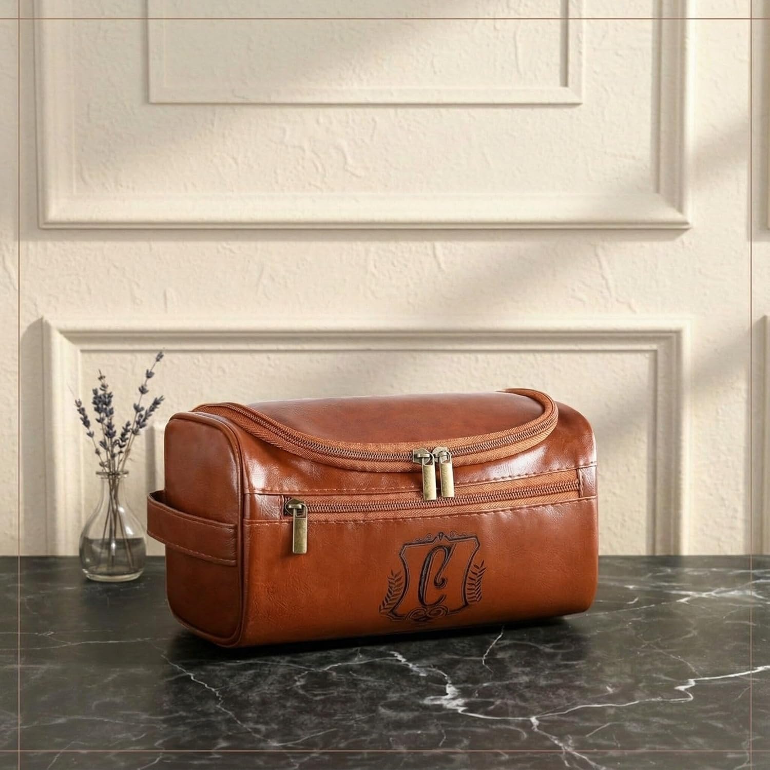 Grossiste Trousse de Toilette en Cuir Personnalisée pour Hommes Fournisseur Pochette Voyage Monogrammée Initiales Crochet Kit Salle de Bain Poignée Latérale Cadeau Anniversaire Papa Mari OEM Grossiste Trousse de Toilette en Cuir Personnalisée pour Hommes Fournisseur Pochette Voyage Monogrammée Initiales Crochet Kit Salle de Bain Poignée Latérale Cadeau Anniversaire Papa Mari OEM