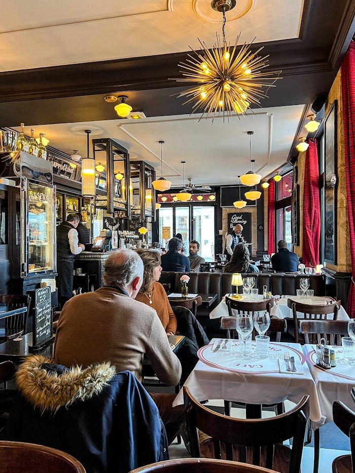 Un zoom sur la scène café à Paris : Expériences au Café Palais Royal