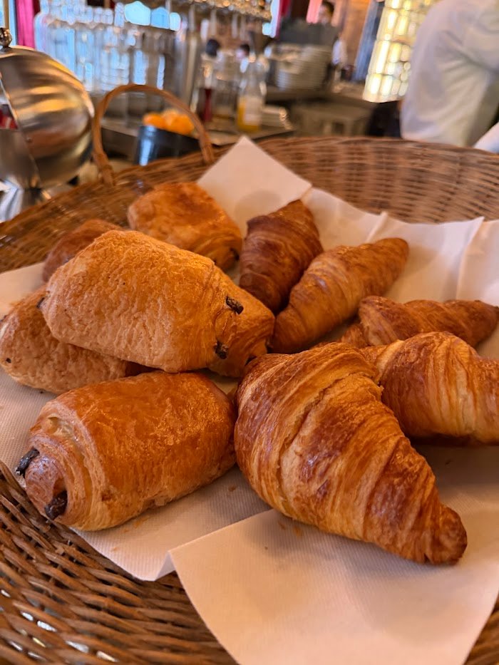 Un zoom sur la scène café à Paris : Expériences au Café Palais Royal