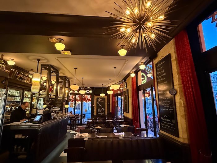 Un zoom sur la scène café à Paris : Expériences au Café Palais Royal