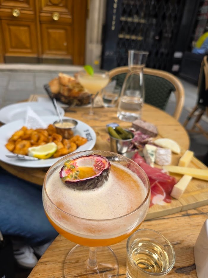 Ce qu'il faut savoir sur Le Saint-Regis - Paris à Paris, France : Avis d'expert sur ce café incontournable