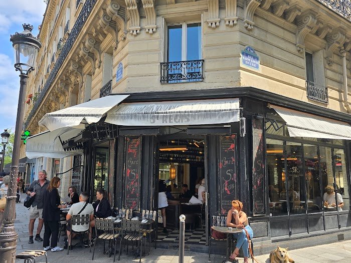 Ce qu'il faut savoir sur Le Saint-Regis - Paris à Paris, France : Avis d'expert sur ce café incontournable