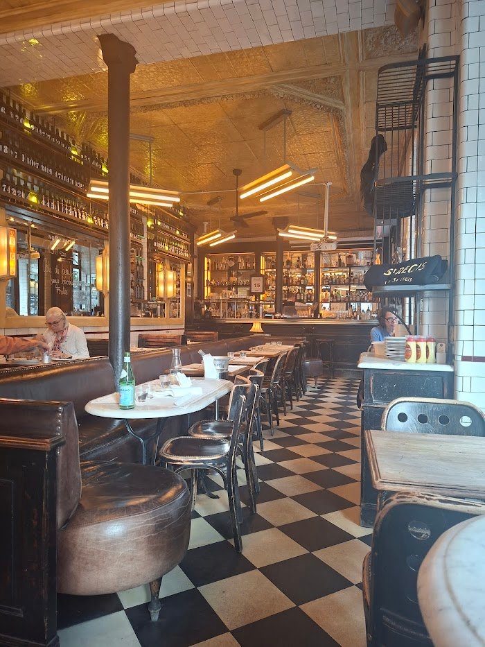 Ce qu'il faut savoir sur Le Saint-Regis - Paris à Paris, France : Avis d'expert sur ce café incontournable