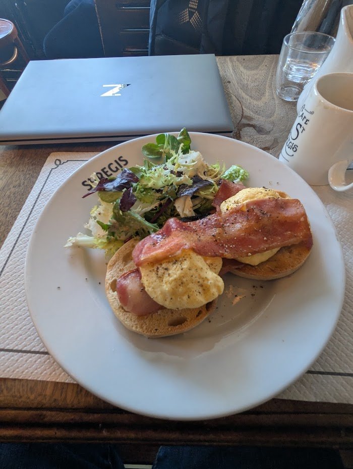 Ce qu'il faut savoir sur Le Saint-Regis - Paris à Paris, France : Avis d'expert sur ce café incontournable