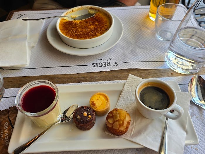 Ce qu'il faut savoir sur Le Saint-Regis - Paris à Paris, France : Avis d'expert sur ce café incontournable