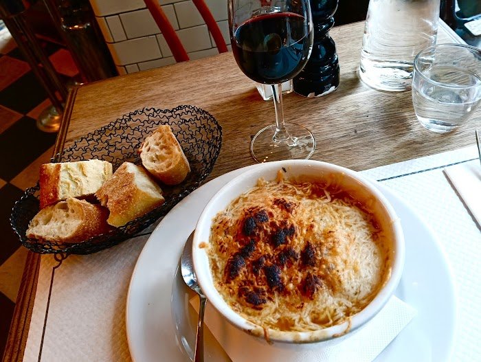 Ce qu'il faut savoir sur Le Saint-Regis - Paris à Paris, France : Avis d'expert sur ce café incontournable