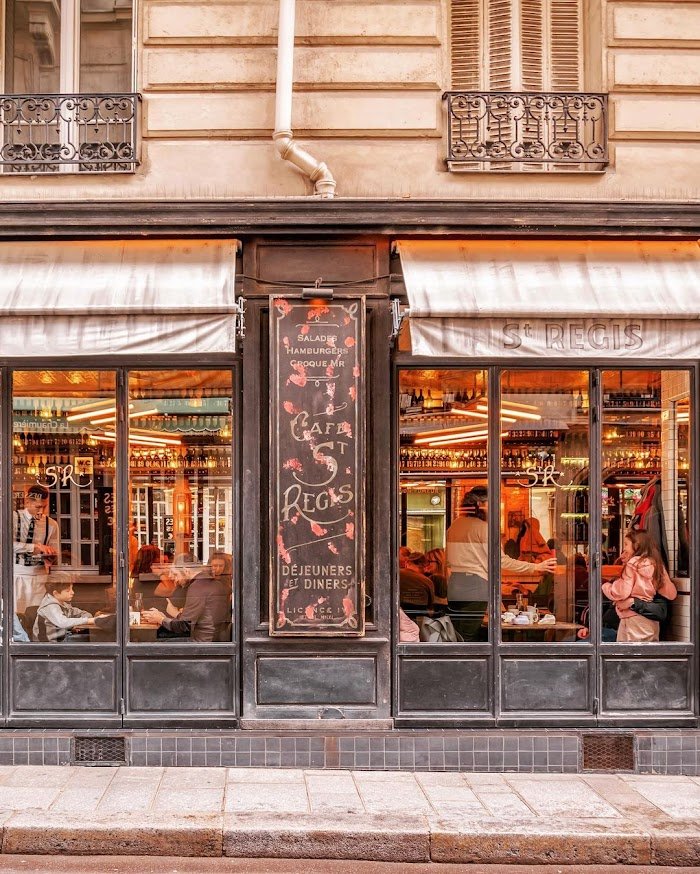 Ce qu'il faut savoir sur Le Saint-Regis - Paris à Paris, France : Avis d'expert sur ce café incontournable