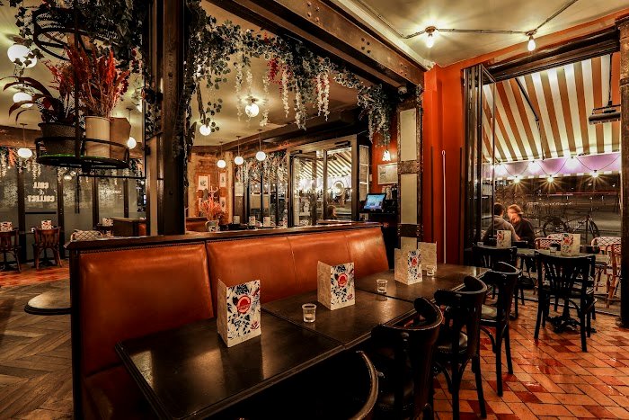 Dans les Coulisses de Café Petite à Paris, France : Avis Honnête et Incontournable