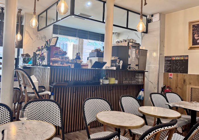 Un zoom sur la scène café à Paris, France : Expériences chez Crêperie Arty Caffé - Restaurant à Paris