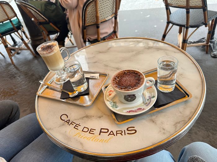 Avis honnête sur Le Café de Paris Friedland à Paris : À quoi s'attendre dans ce café d'exception
