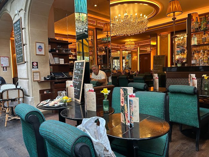 Avis honnête sur Le Café de Paris Friedland à Paris : À quoi s'attendre dans ce café d'exception