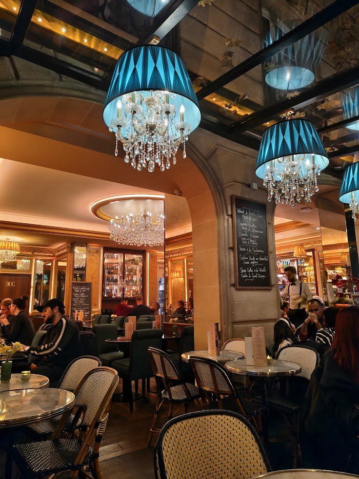 Avis honnête sur Le Café de Paris Friedland à Paris : À quoi s'attendre dans ce café d'exception